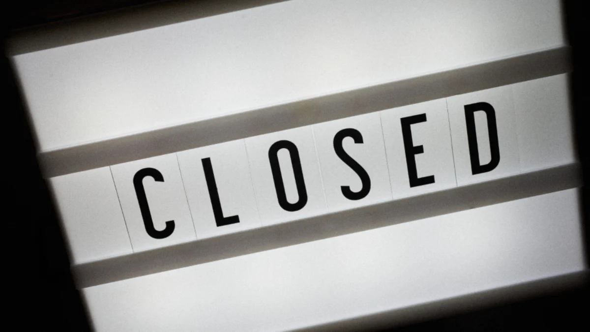 Lightbox sign reading CLOSED, representing dissolving a corporation in BC